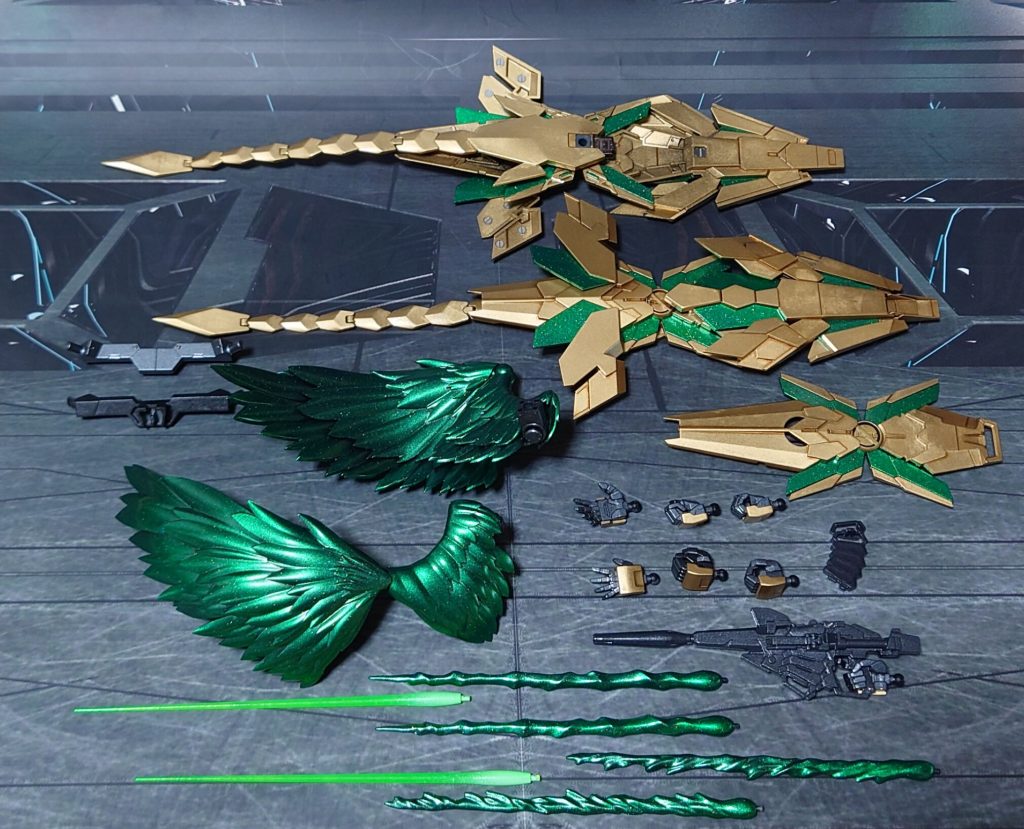 付属品一式。ビームサーベル刃エフェクトを、ビルダーズパーツから追加。“サーベル柄からサイコフレームの結晶を生やす”イメージで塗りましたが、撮影には使用しませんでした。