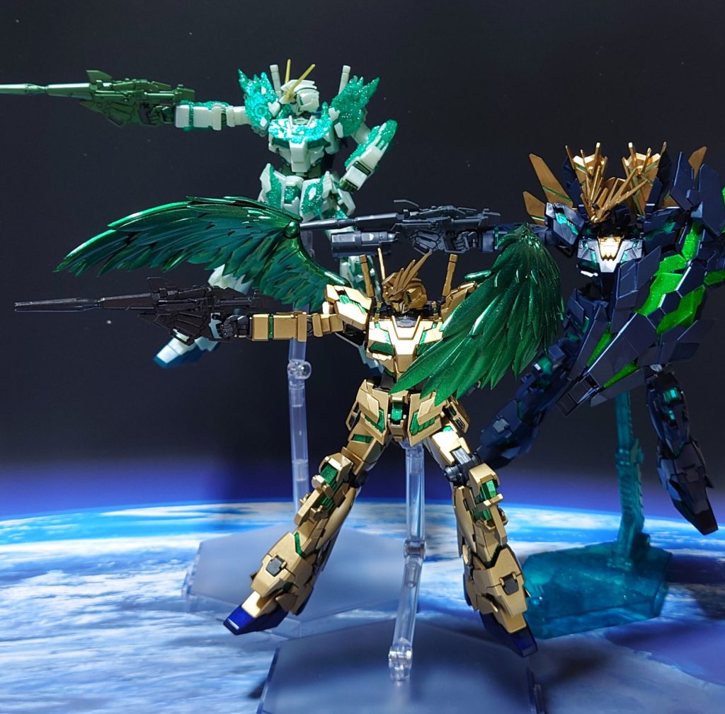 オマケその1、ユニコーンガンダム三兄弟集合。