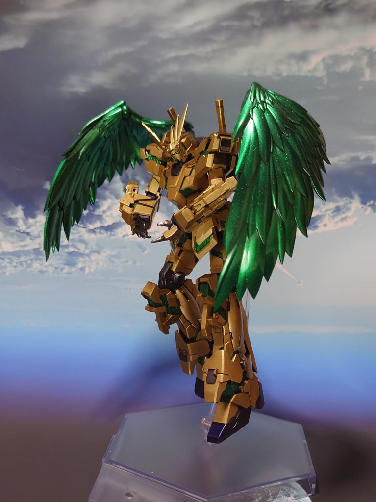 トップ画の特撮無し状態。方法は、撮影部屋の照明を落とし、赤い豆球の状態に。100均で買ったルームランプの光に、同じく100均で買った緑の下敷きを通してフェネクスに当てることで、特殊効果を生み出しました。