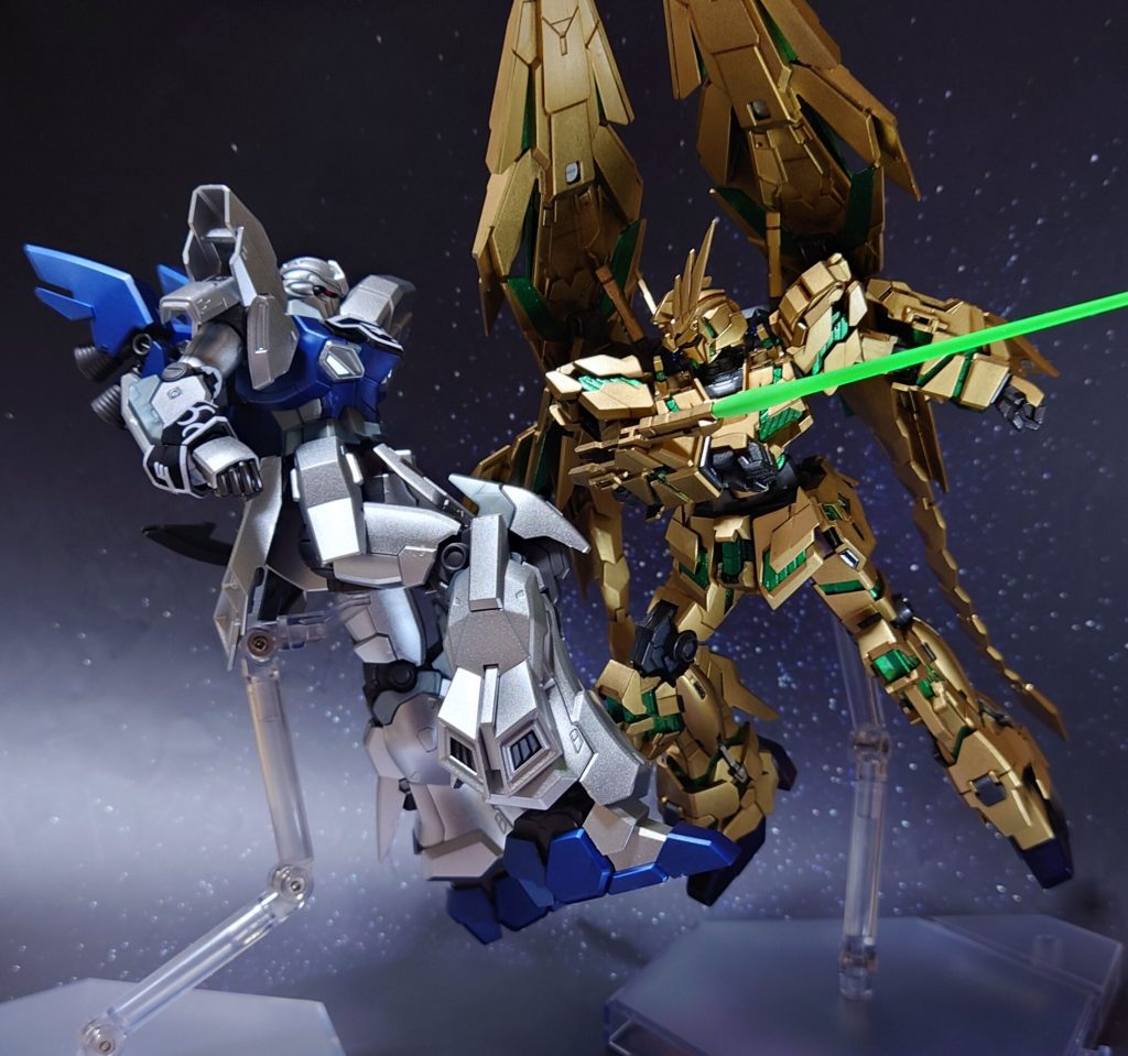 フェネクスのビーム・トンファーが、シナンジュ・スタインの最後の抵抗を斬り払う。