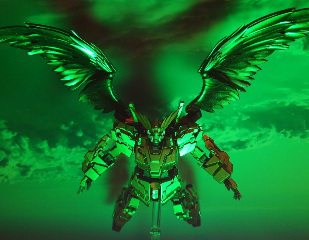 眼の前には、コックピットからヨナを排出した《フェネクス》が、自らのサイコフレームが放つ光の海に浮揚していた。それは、意思の力を推進力に変える、「未知のドライブ」が発する光―――、なのかもしれない。