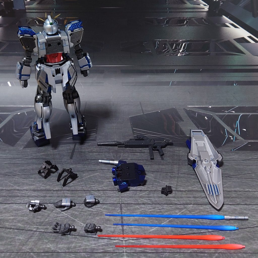 付属品一式。手首以外に、青いビームサーベル刃とシールド接続パーツを1個追加で用意しました。■塗装工程銀:黒サフ→シルバーリーフ→パールライトブルー→光沢グレー:黒サフ→シャインシルバー→パールライトブルー→光沢ダークブルー:黒サフ→シャインシルバー→ディープメタリックブルー→光沢赤:黒サフ→シャインシルバー→メタリックレッド→光沢青:黒サフ→メタリックブルー→光沢金:黒サフ→ゴールド→光沢サイコフレーム:黒サフ→シャインシルバー→メタリックブルー→ラメフレーク→光沢関節等グレー:黒サフ→ブライトガンメタル→光沢ポリキャップ:PPプライマー→ブライトガンメタル→光沢ビームライフル:黒サフ→MSグレー連邦系→光沢ビームライフルラック、シールド接続パーツ:黒サフビームサーベル刃エフェクト(クリアレッド成型):根元にベースホワイト→先端にメタリックレッド→全体に蛍光レッドビームサーベル刃エフェクト(クリアブルー成型):根元にベースホワイト→先端側にメタリックブルー→全体に蛍光ブルーその他部分塗装、墨入れ:ガンダムマーカー各種(つや消し前に実施)センサー類:付属のシールを使用