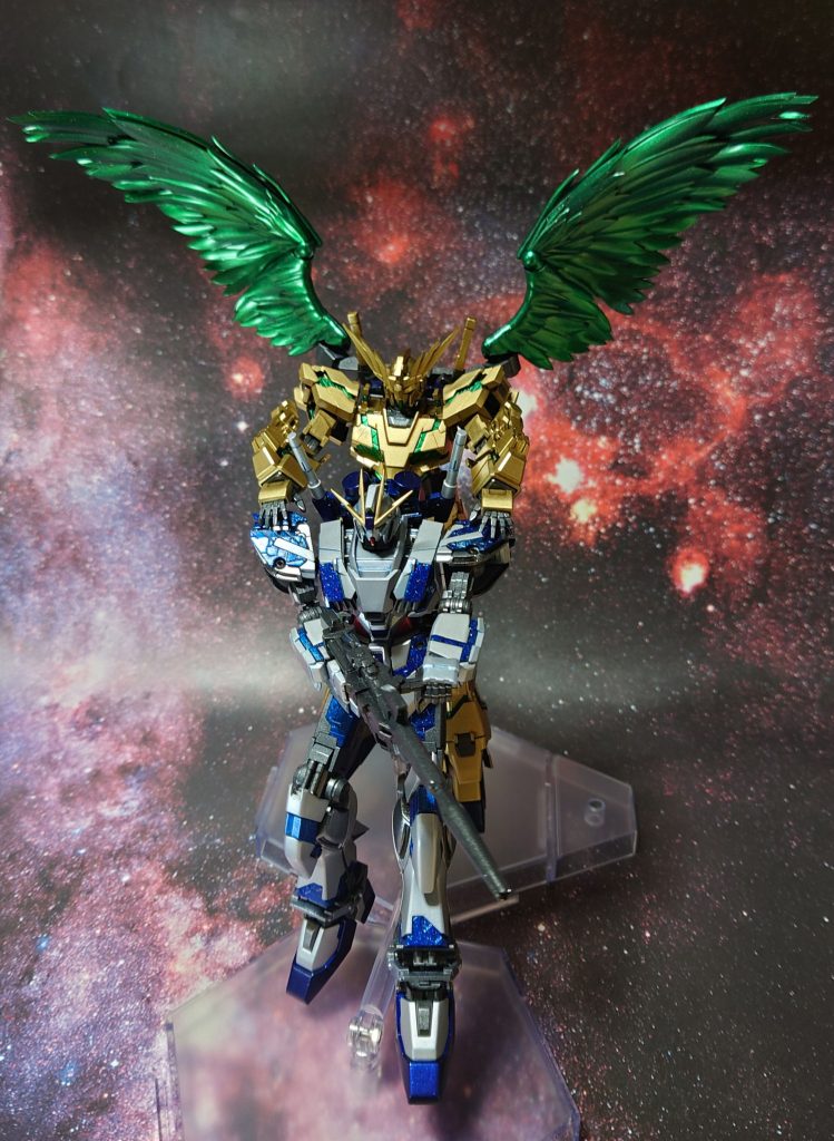 幻の共闘シーンその2、フェネクスのビームマグナムを構えるナラティブガンダム。“今のヨナとガンダムなら、撃てる”“狙って!”