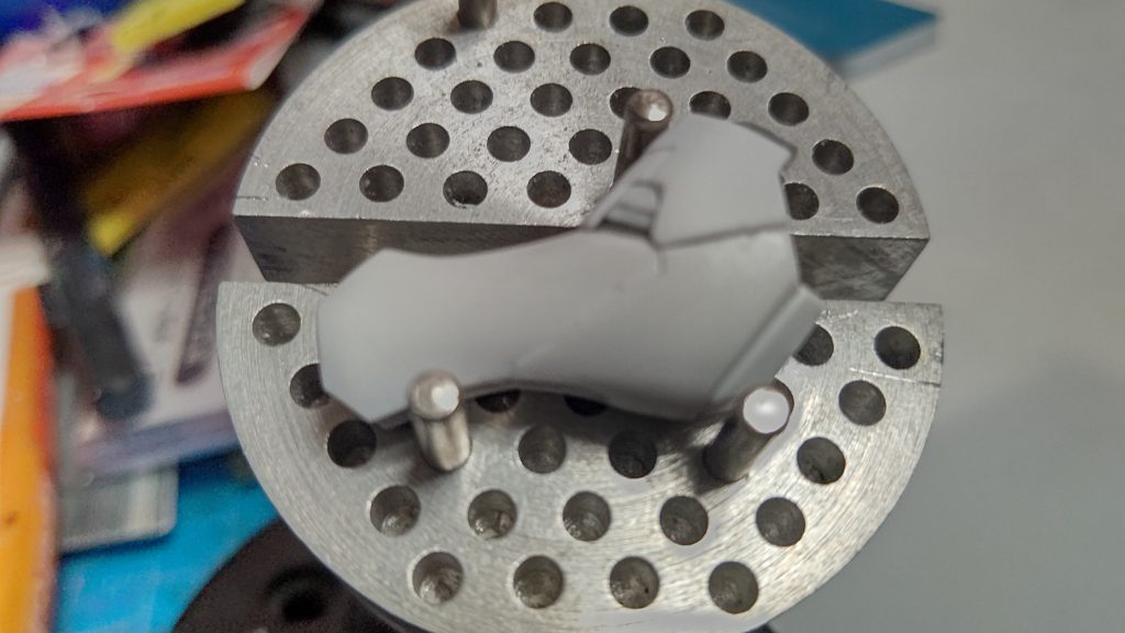 脛の段になってるグレーの部分はキットのディテールをヤスリで潰してプラ板で段差を強調したデザインに変更。