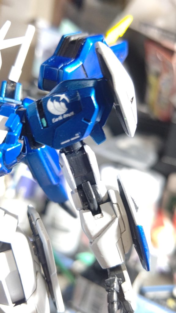 肩にはプロスペラママンが怖すぎてスレッタが早くママンから解放されることを願って地球寮のデカールを貼っています。まぁ水星の魔女デカールにシンセーのマークが無いのもありますけど。バロン・マクシミリアンと仮面ママン二大巨頭になってますけど、第三、第四のクソヤバ仮面ママンは出てくるんでしょうか……。出てこなくていいです。閲覧いただきありがとうございます。精一杯の祝福(クリスマスプレゼント)を君(ジョナサン)に。