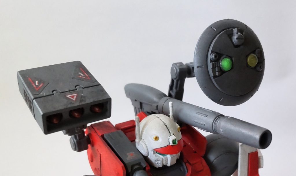 初期型はどうしても月面スミス海での大敗のイメージが強いので払拭するのに武装追加!3連ミサイルポッドと射撃、索敵能力アップにレドームを新たに装備。クリアパーツはレーザー測量機器という設定です。ミサイルは今回多弾頭式でしたが状況に応じて対艦やミノフスキー撹乱幕弾頭と変更します。元のスペックの低さはビームライフル、実弾キャノン砲、バルカン、ミサイルポッド、重火器バリエーションでカバーです。