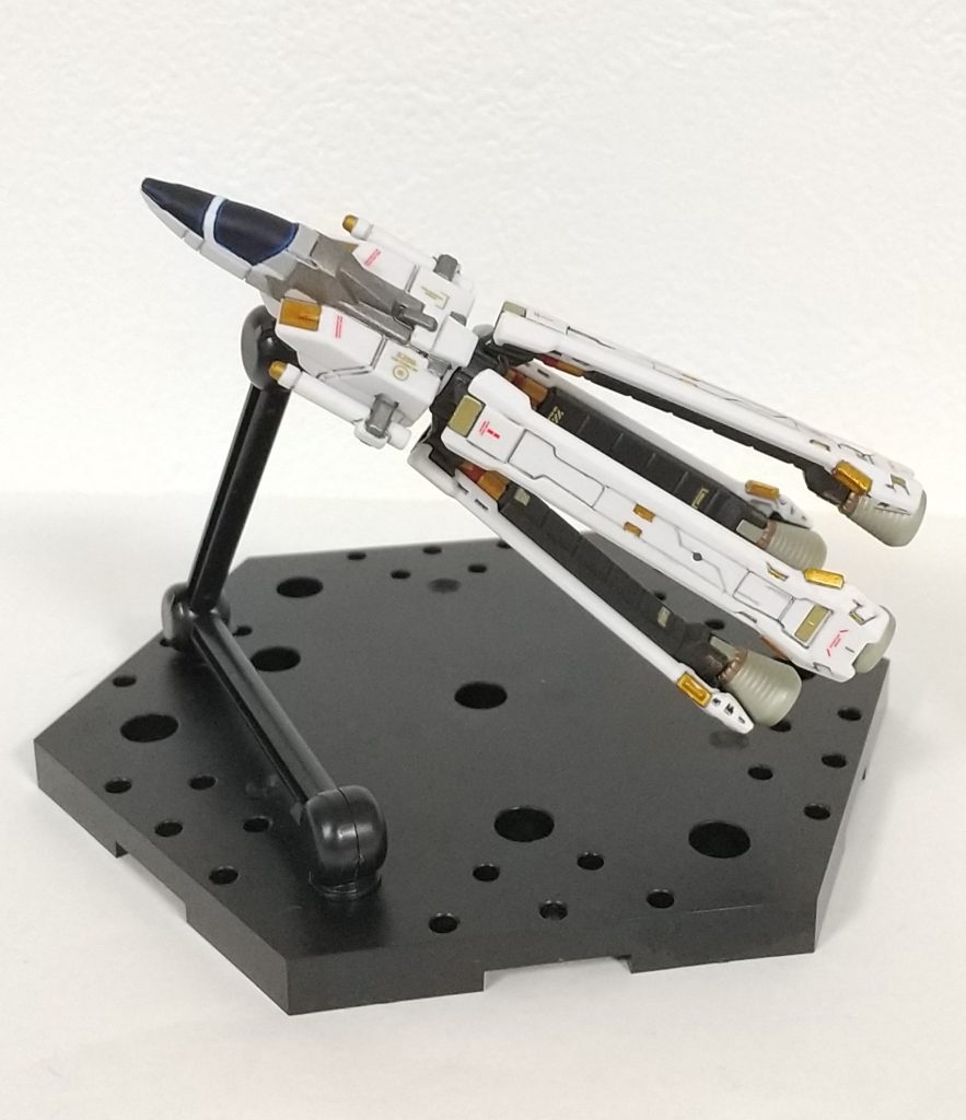 真っ白だったコア・ファイター（メインブロック）も、マスキング&缶スプレー[ダークブルー]で塗り分け後、その他の色は筆でチマチマと。