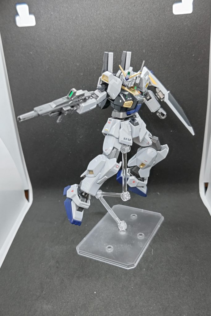 ビームライフルを構えて。非常に見えにくいですが脚部のLBのデカールも本来はAGのデカールです。メタリック成型色のビームライフルやシックな色合いが中々にかっこいい。