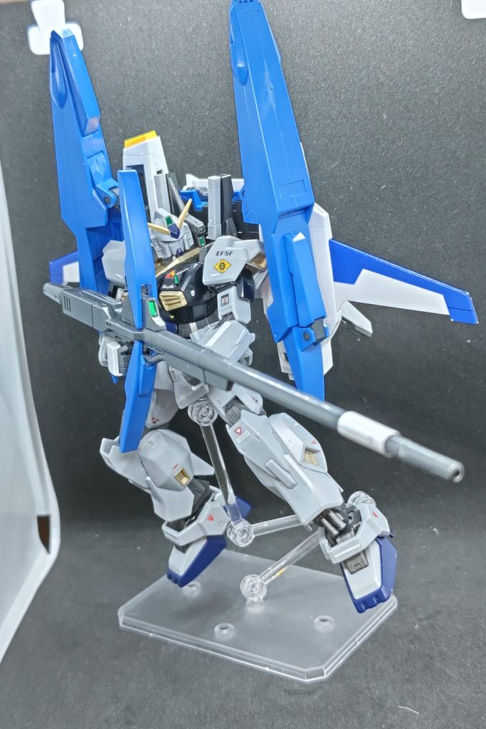 対応しているのでGディフェンサーを背負わせてMk-Ⅱディフェンサー(スーパーガンダム)にすることも可能です。結構前に作った旧スーパーガンダムのものを背負わせてみました。こうしてみるとムラが目立つ……。リバイブMk-Ⅱの手首はロングライフルには対応していませんが、旧Mk-Ⅱの手首を嵌められるのでそちらで代用しています。今回はこんな感じになります。色合いが素直にかっこいいのがデカールで情報量が増えていくのが中々面白いですね。ただ、流石にデカールが小さいのでいくらか紛失してしまったのは反省ポイント。余ったデカールは以前作った旧Mk-Ⅱに貼ったり、ロンド・ベルアムロ版初代ガンダムとかやってみてもいいかもと思ったりしました。やれそうだったらそれも投稿するかもしれません。そんなわけで、ご閲覧有難うございました。