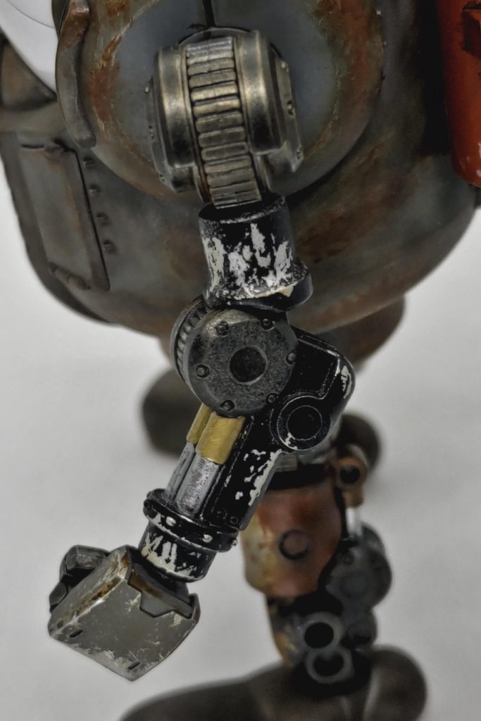腕のパーツはアルミの削り出し、シリンダーは真鍮とスチール製という設定。シリンダーの特徴として常に磨耗しているので表面に赤い錆びは出にくく、摩擦による熱で発生する黒サビ(酸化第一鉄)がうっすら浮き出ている感じに。関節はフェロマイト処理(黒染め)を施している感じにしてみました。