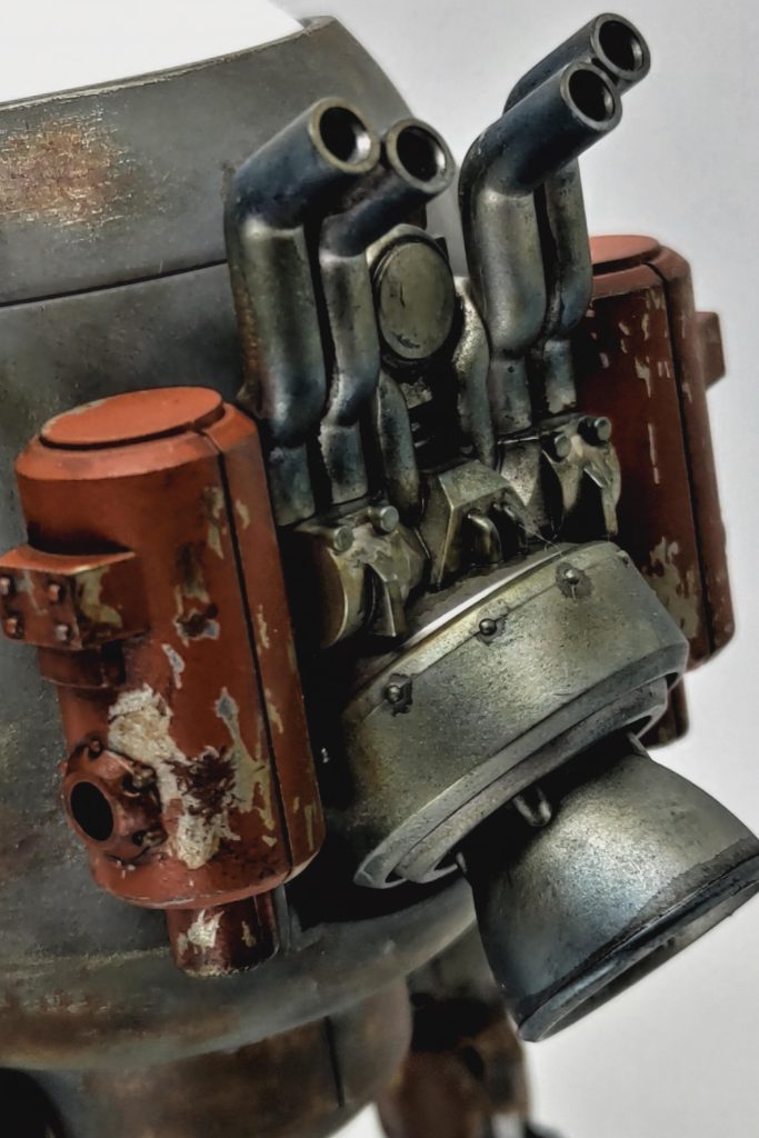 例えばバックパックはチタン製で、チタンは鉄の様な赤い錆びは発生しません。代わりにエンジンや噴射ノズルで発生する高熱により色焼けが発生している風にしています。両サイドのタンク(?)はスチール製なので塗装が剥げた部分から錆びている風にしています。