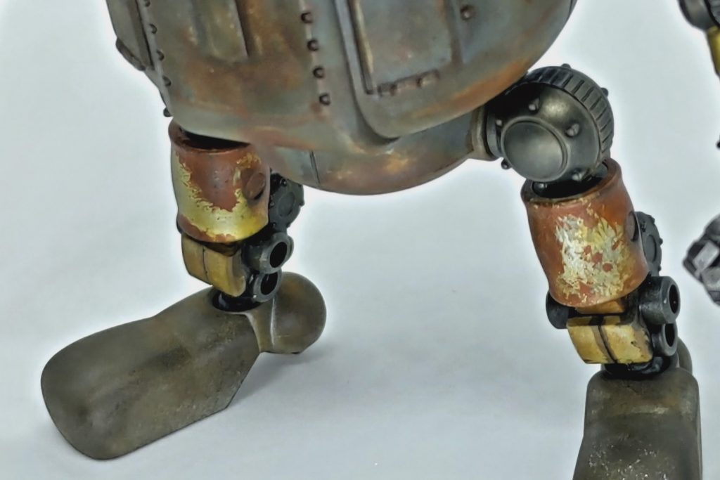 足の素材は合金の鋳造という設定。表面にジワジワと錆びが浮き出ている感じにしています。足首のカバーはスチール製で、塗装が剥げた部分がガッツリ錆びてます。