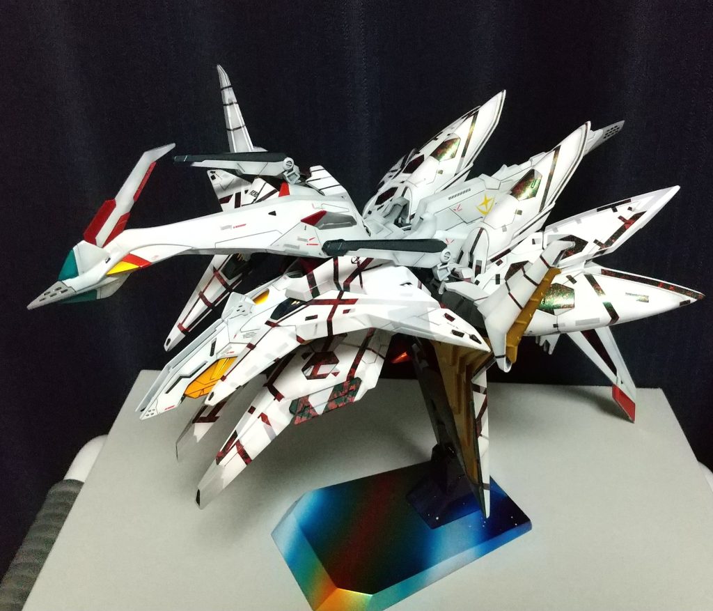 FFユニットにするとこんな感じです。中央部はデカール貼り貼りの為、ラインは入れず、サイドのみラインにしてあります。サイコフレームでは無いはずですけど、実は・・・みたいな妄想で大きめの粒子感出すためにクレオスの緑パール乗っけて見ました~♪