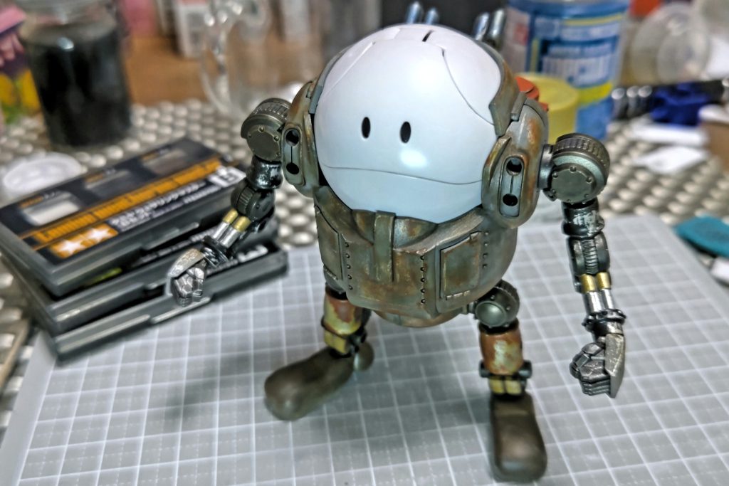 錆びの部分はガイアノーツのエナメル塗料で塗装。その上をタミヤのウェザリングマスターで化粧をし、タミヤのスミ入れ専用塗料(ブラック、ブラウン、ダークブラウン)で墨入れ、スミ入れ専用塗料のディープブラウンでストレーキング塗装してみました。