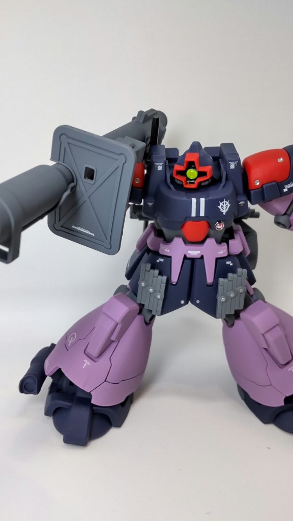 モノアイ部分はネットを参考に中をくり貫いてルミドームを仕込みました。胸部も同様に市販のルミドームを使用しました。