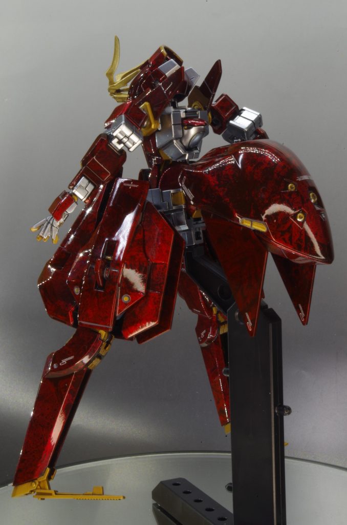 細かい塗り分けは筆で行ってます。昔は筆塗苦手だったんですが専用？の筆買ったらかなり塗りやすくてビックリしました。