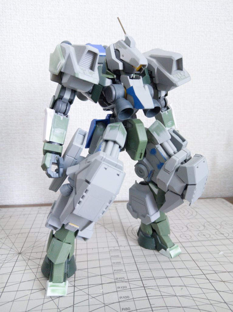 改造後期。ちなみに、本体側の加工としては以下のものを行っています。・フレーム部分を中心とした各部のディテールアップ・股関節及び腰回りの関節補強 (バックヘビーなので後ろに仰け反らない為)・前腕部の延長このあと色々と煮詰まってしまい、結果としてもう少し手を加えた後に5年弱放置してしまいました…(上記の製作途中写真3点は全て2018年に撮影したものです💦)