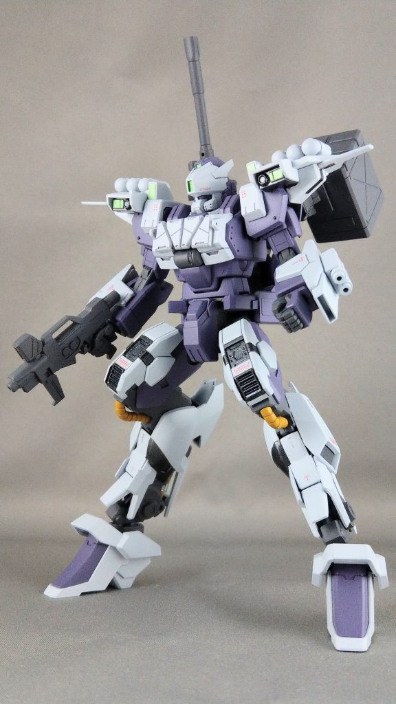 フロントビューいわゆる鳥脚・獣脚(某ロボゲー的に言うと逆関節脚部)の機体です。上半身はEz-SR、下半身は百万式の脚を組み換えて使用してます。
