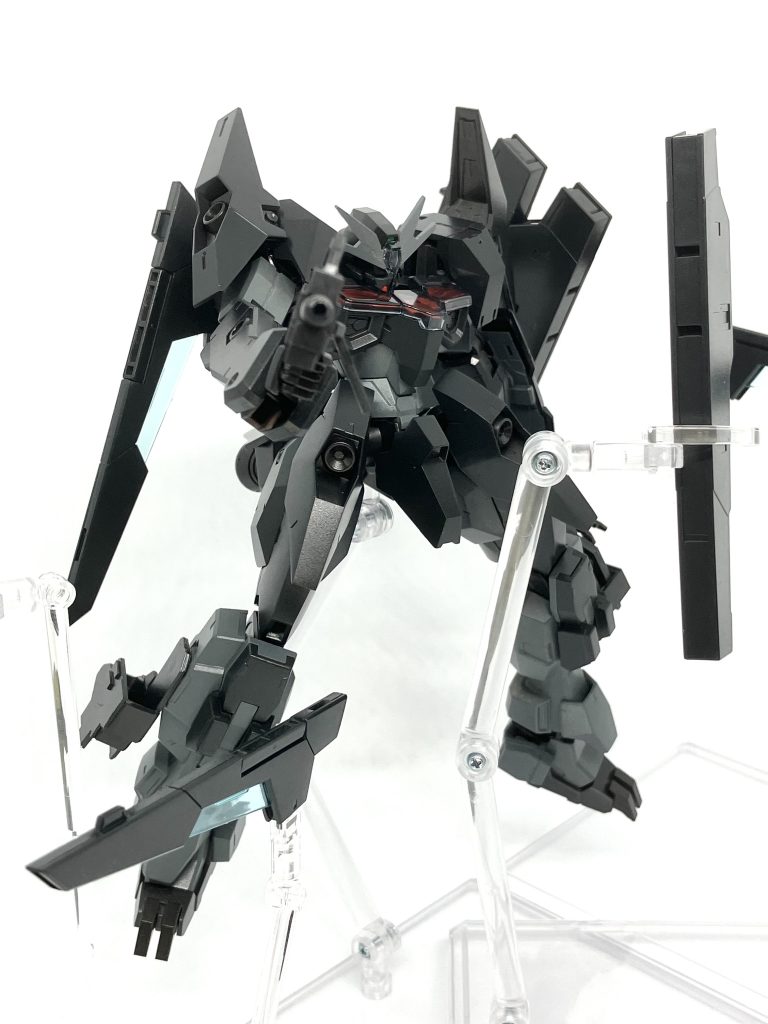 GNサブマシンガンを構えているときの姿もどうぞ。ルブリス・ソーンの腕が長いおかげで腿部分にホルスターがあっても全然余裕で届くのがめちゃ好きです。