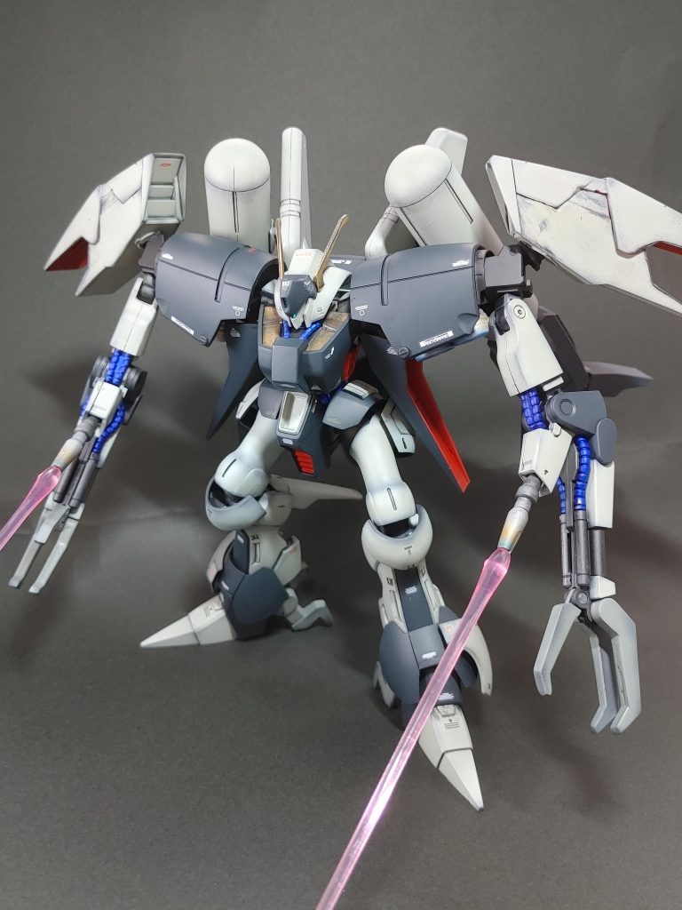 グレー部分は二色で使い分け、ケーブルはキャンディブルーで塗装。レッド部分はキャンディレッドの艶消しです