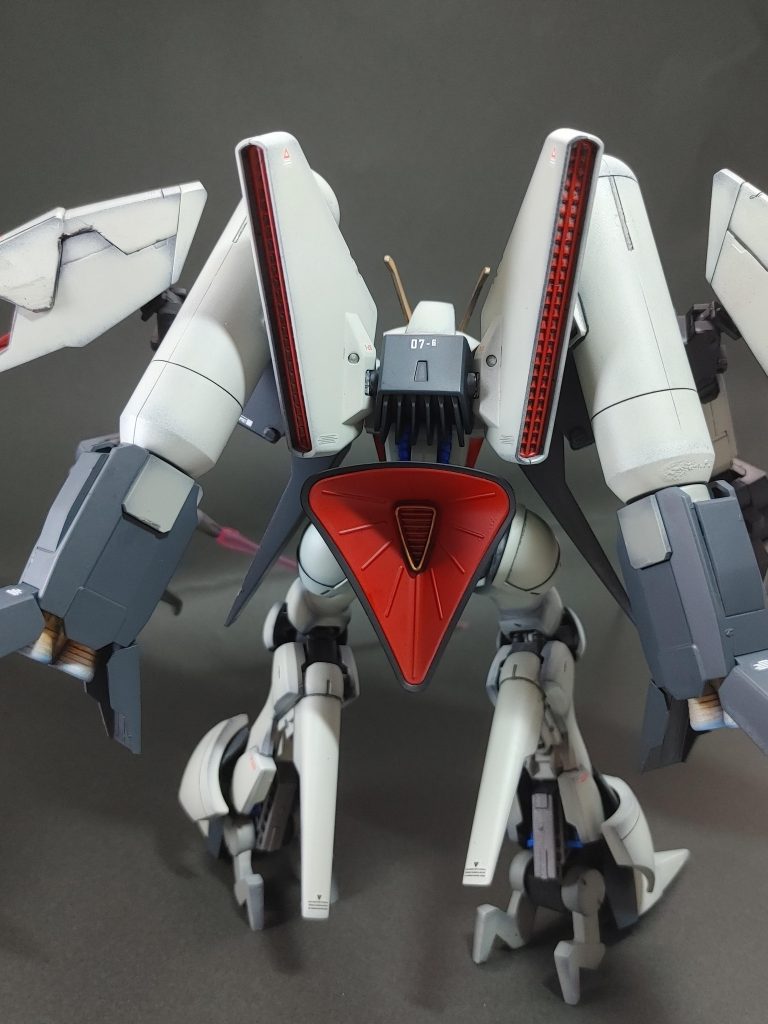 背面の巨大なスラスター内部はキャンディレッドの艶消しです。内部の縁部分はガンダムマーカーのゴールドで。バックパックのバーニアは一応焼け塗装です