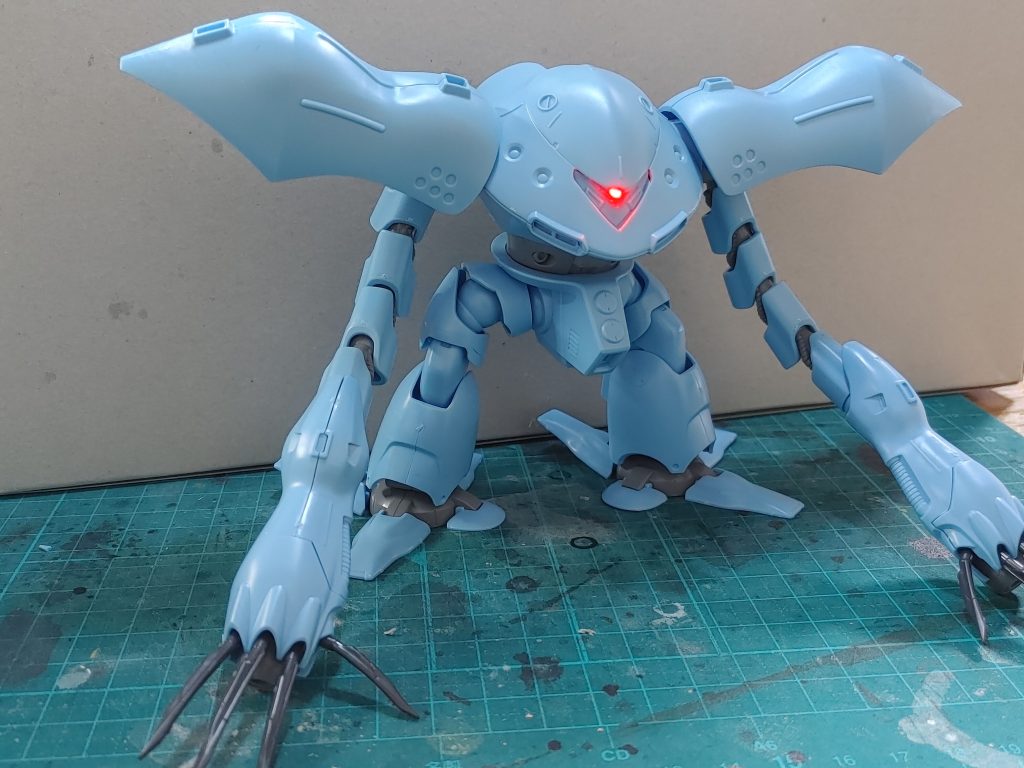 塗装前に撮影。モノアイをLED化