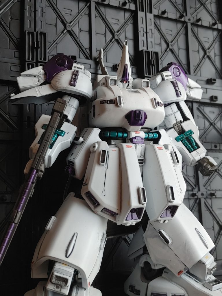 巷で噂の100均ディスプレイベースに乗せて撮影してみました。ディスプレイのほうは無塗装ですが(笑)