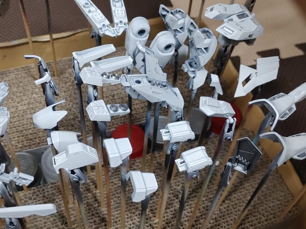 下地シルバーの上からホワイトはクレオスのグランプリホワイトで