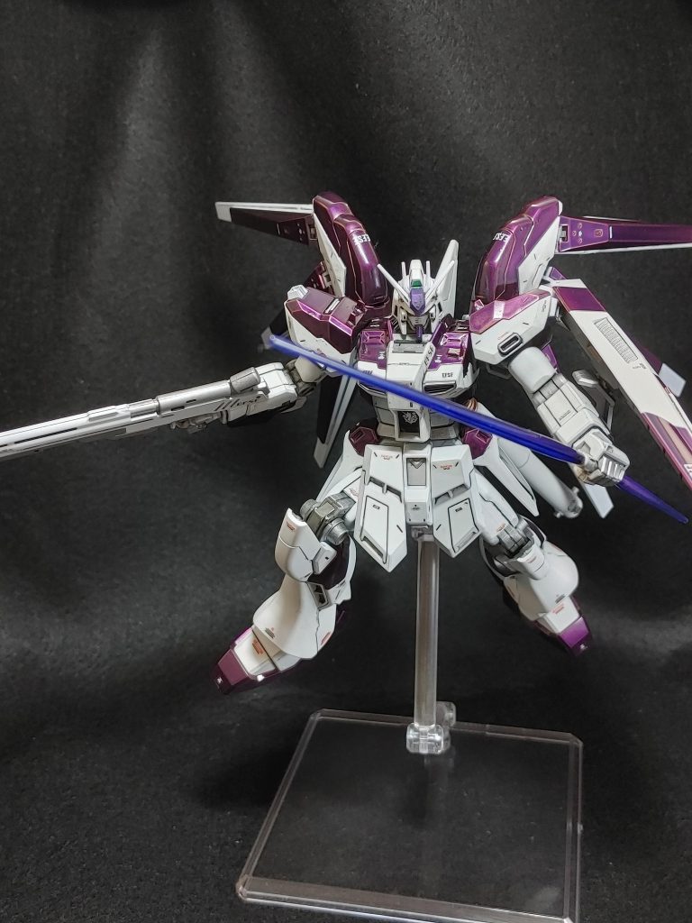 バイオレット部分は光沢、ホワイト部分は半光沢仕上げです。