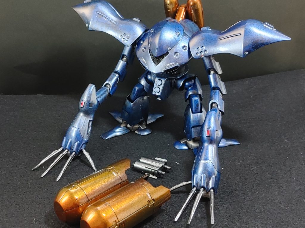 クロー、ウエスト部、椀部内部フレームは黒サフに薄めのシルバーでガンメタ調にして艶ありクリアーの後に艶消しを吹いて半光沢に仕上げいます
