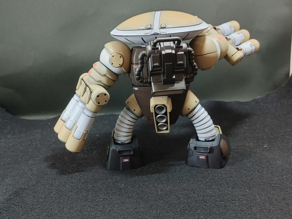 バックパックは機械感を出すのに黒鉄色仕上げ