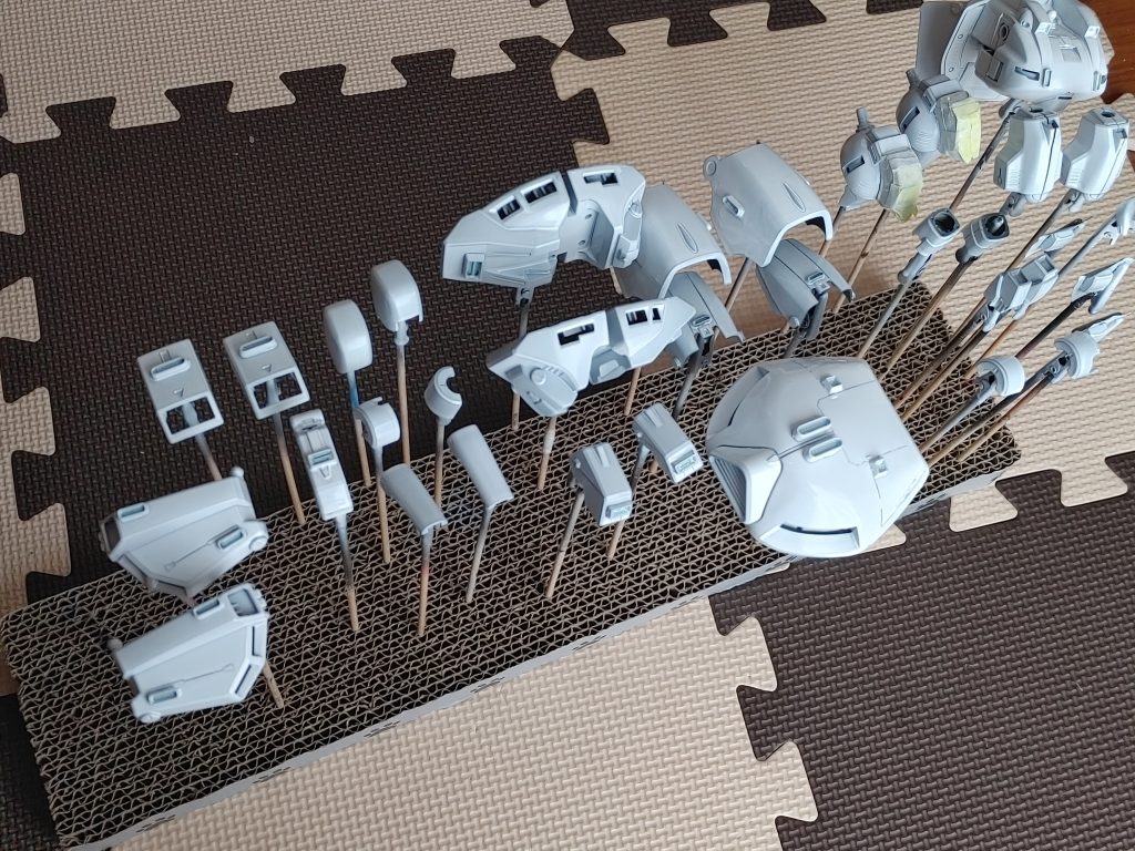 ホワイト部分はクレオス クールホワイトです。下地に黒サフ→シルバー→ホワイトの順で塗装しています