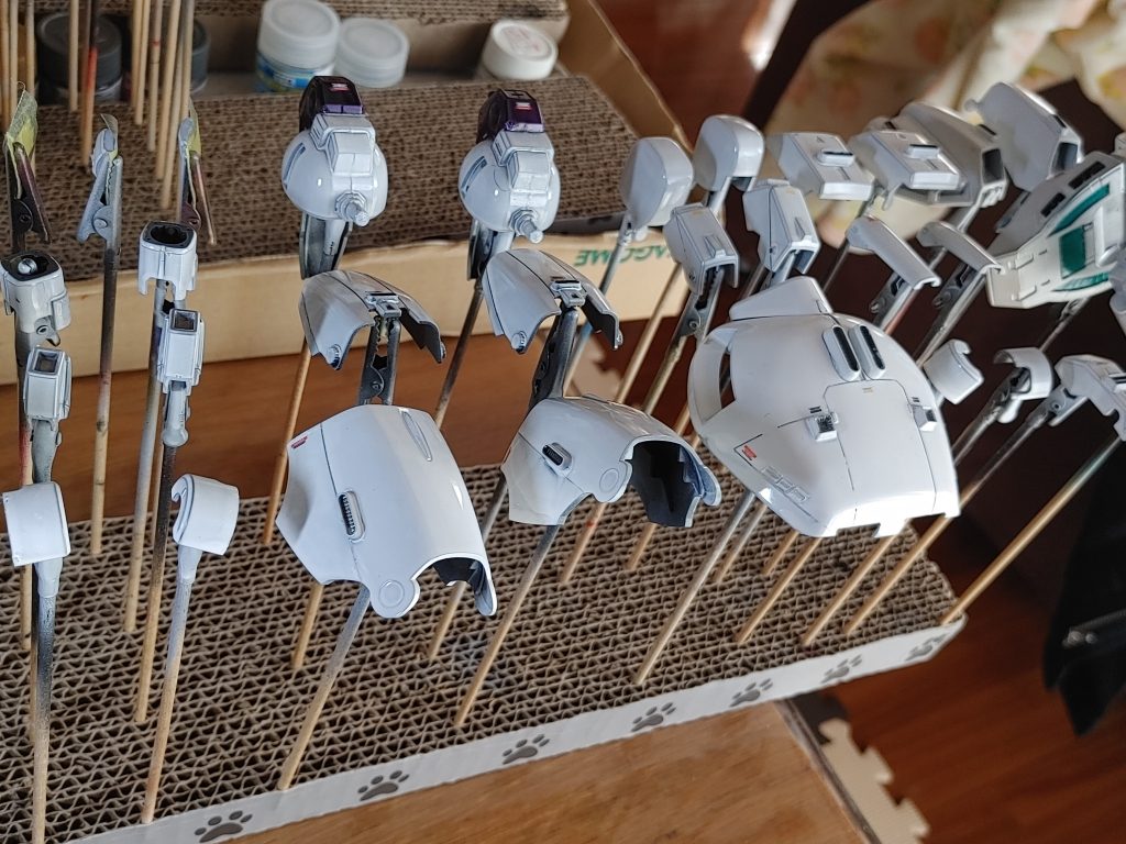 デカール貼り終えました。デカールは基本色々な作品年代のミックスです。