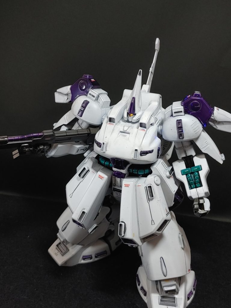 モノアイはHアイズにブラックライトを照射して発光