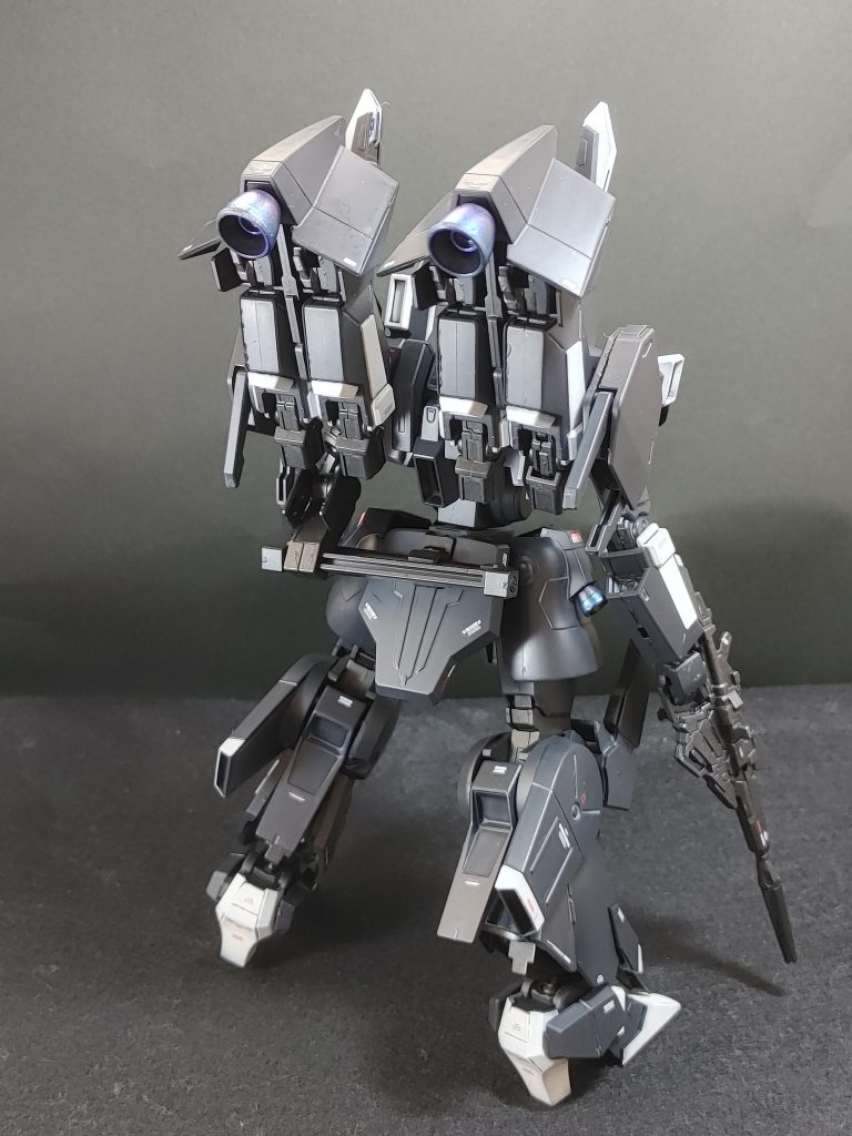 背面立ち。バランスが良く見えるようにデカールを配置してみました。