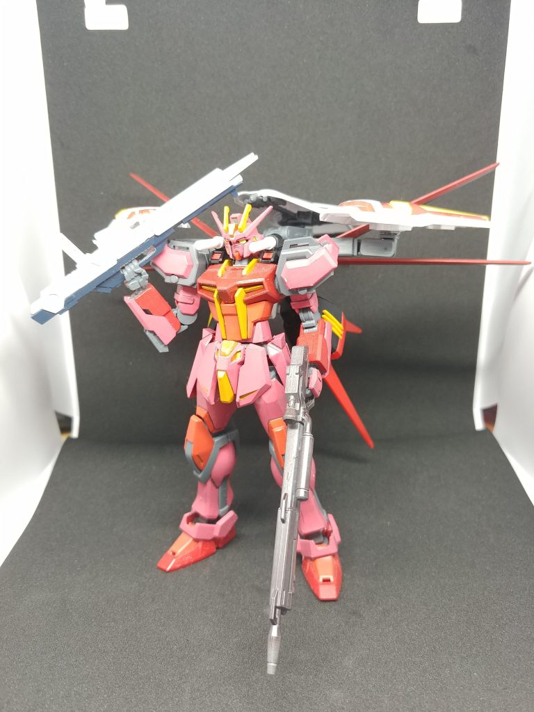 機体名称：ストライクガンダムマーズ：ディフェンダー型式番号：GAT-X105M＋AQM/D-01全高：19m重量：100.0t装甲材質：フェイズシフト装甲武装：充電式ビームライフル　　　57mm高エネルギービームライフル狙撃仕様　　　対MS用ミサイル×4発　　　高エネルギービームカノン　　　マルチプルシールド　　　ビームサーベルストライクガンダムマーズにディフェンダーパックを装着した形態。エールストライカーの機動性にシールドストライカーの防御力を組み合わせた装備。先に言っておくと、ビームサーベルの写真はありません。