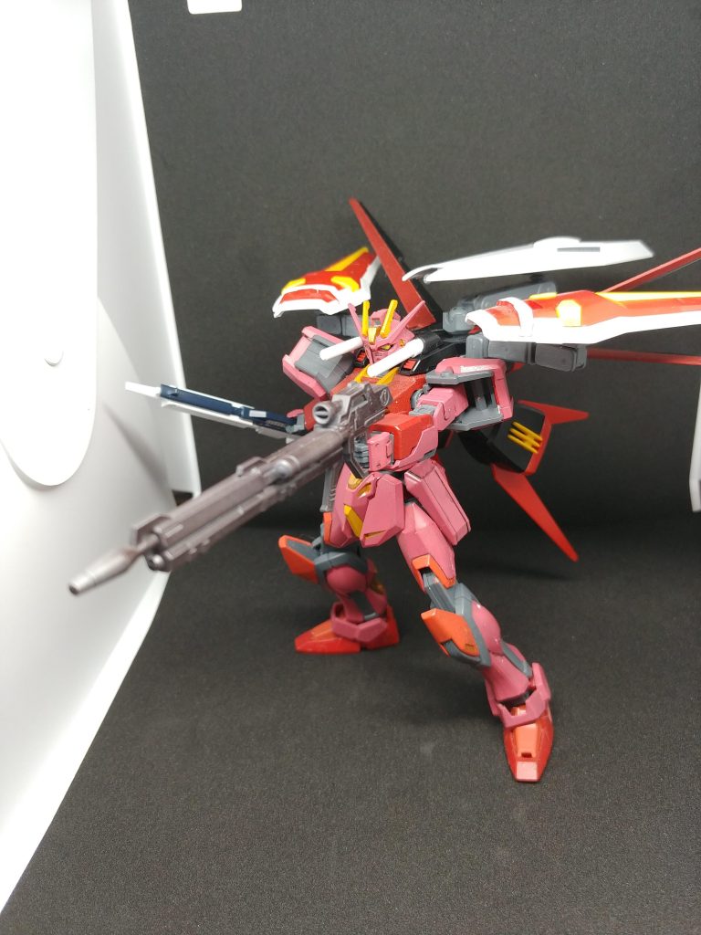 構えると結構でかい。