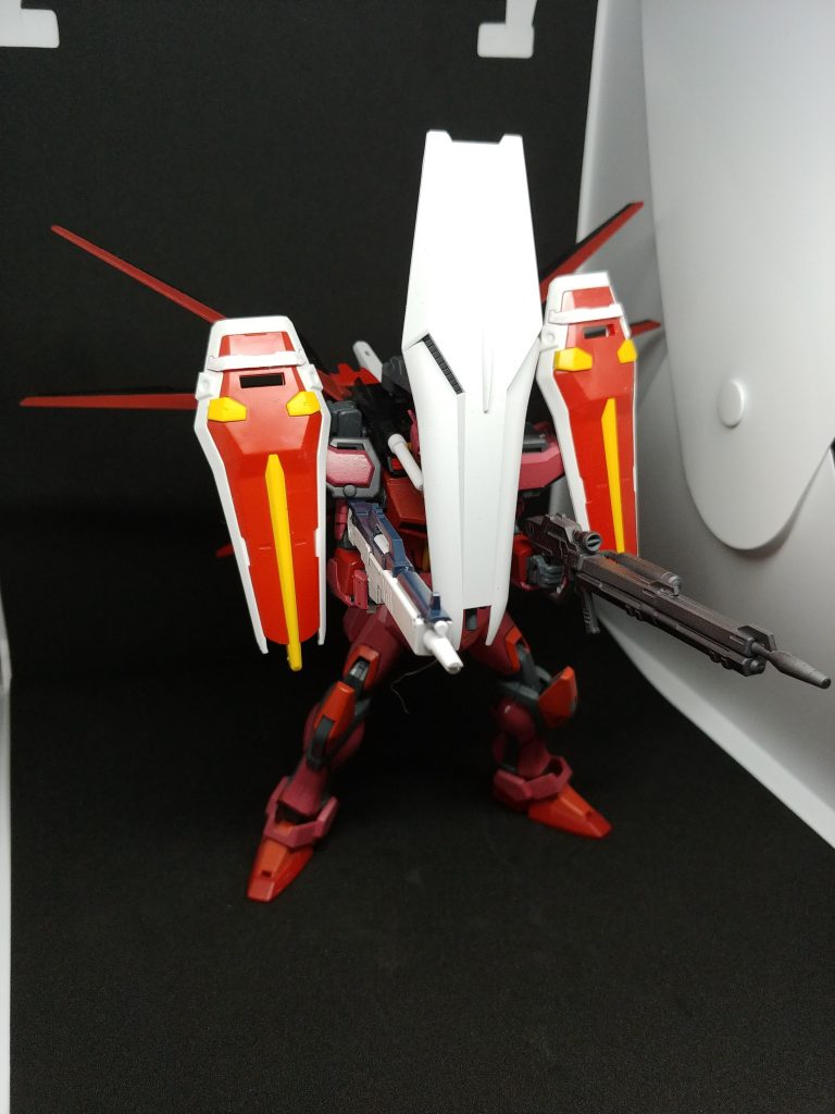 シールドストライカーを参考に、不足していた前面防御力を追加してある。この状態だとセンサー類が火器管制のみになるので攻撃の制度が落ちるが、正面からの実弾ビームを問わず高い防御力を発揮する。