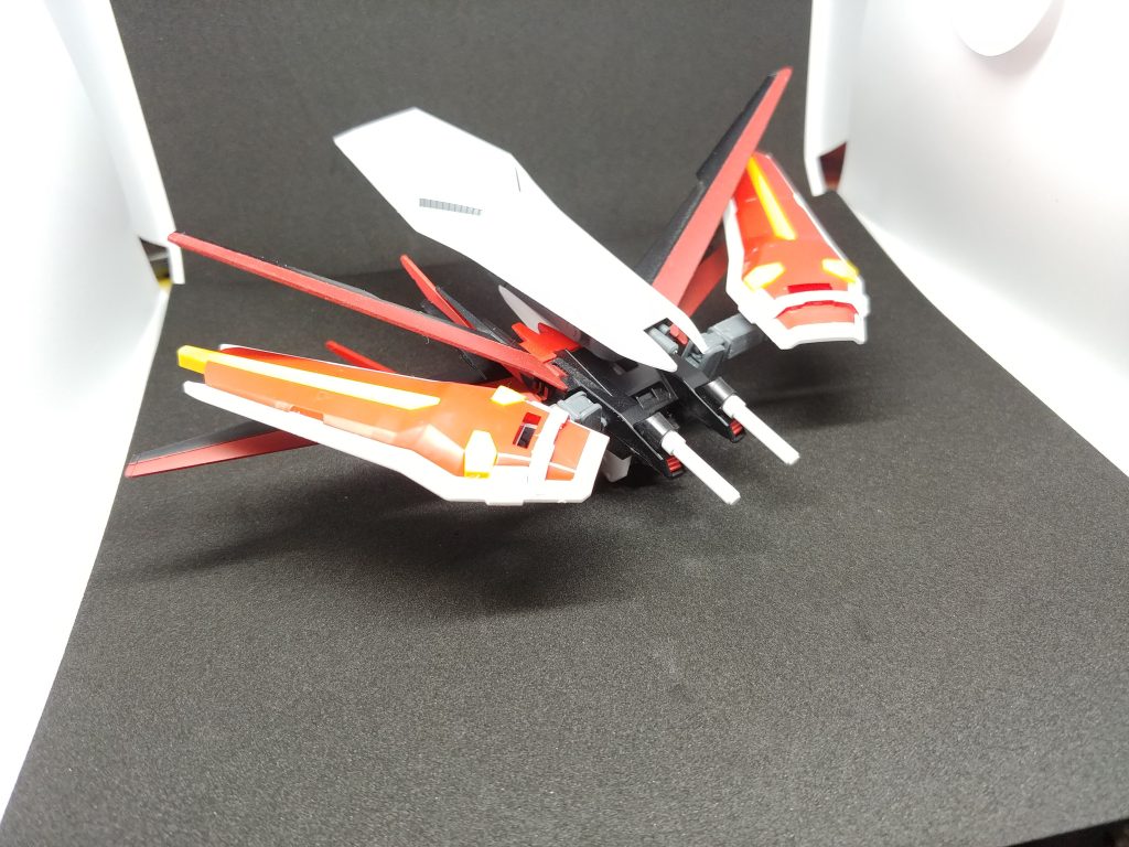 ディフェンダーパックエールストライカーをX翼化して揚力を稼ぐことで滞空距離を延長。3枚のシールドを機動制御と防御に使うことで従来より小回りの利く構成に。ベースは改良型のエールストライカーだが、重量増で稼働時間は80%に低下している。ミサイルとビームカノンは上面シールドに内蔵されている。