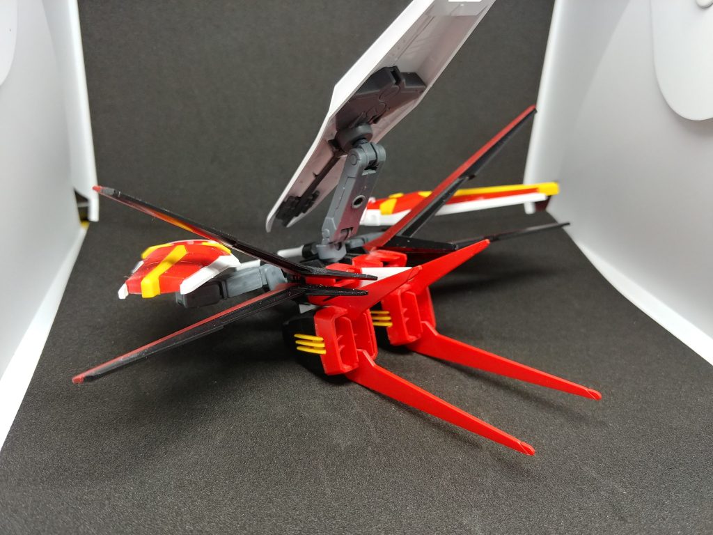 背面からの姿。実質7枚の翼があるので短時間のドッグファイトにはめっぽう強い。