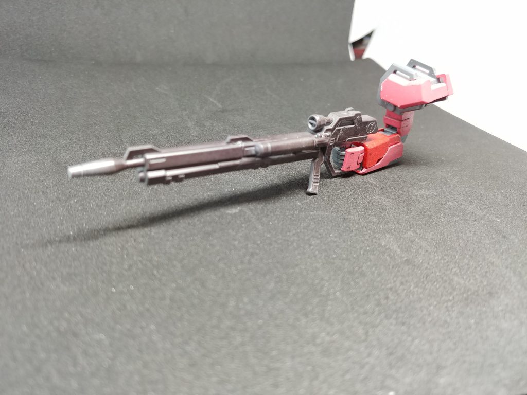 57mm高エネルギービームライフル狙撃仕様。ストライクガンダム共通装備の57mm高エネルギービームライフルを延長しビームの収束率を高め、サブセンサーを増設し射撃精度を増したライフル。遠距離射撃戦担当。