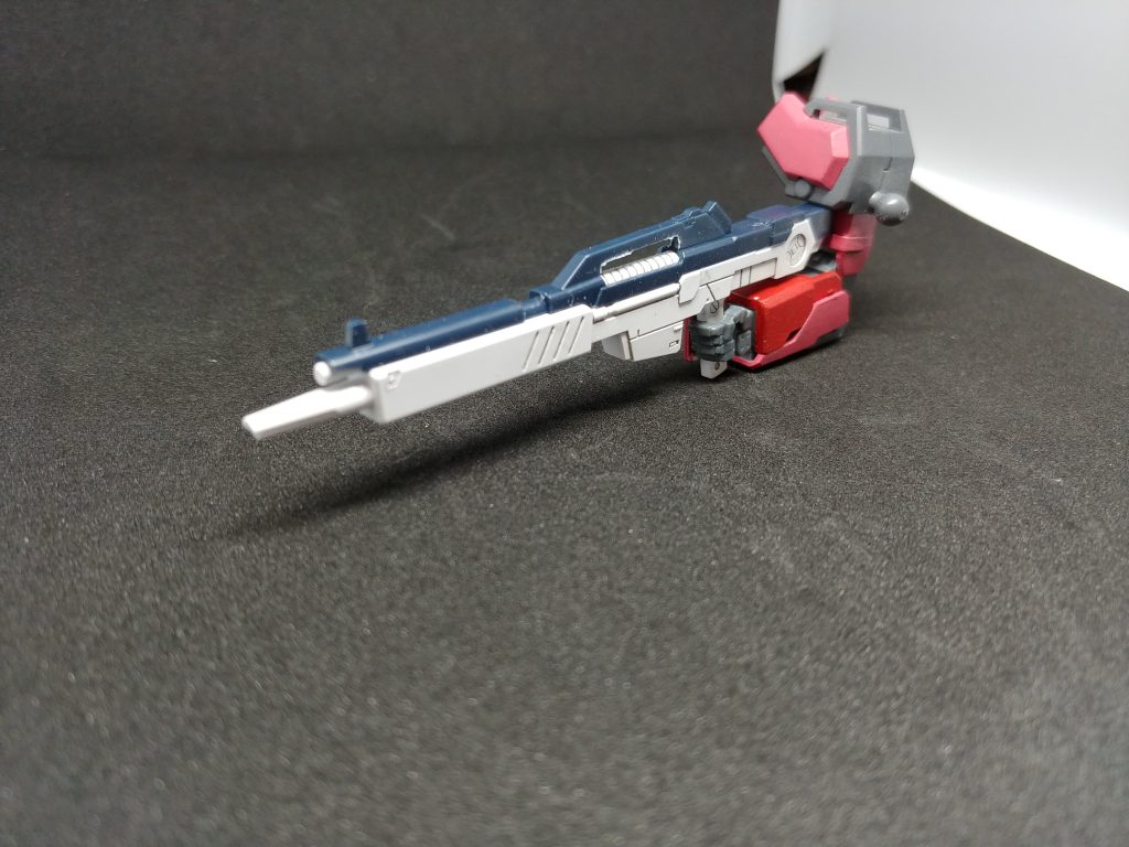 充電式ビームライフル。バースト射撃と収束射撃を使い分けられる装備。近～中距離の射撃戦担当。