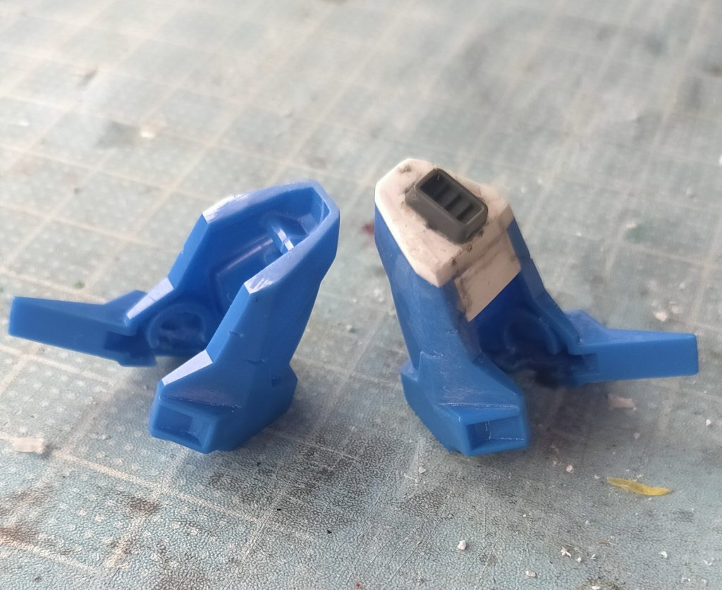 肩パーツ特有のダボ接続部分が目立つのでプラバンで隠してからモデリングサポートグッズで噴射口?排気口?をつけました