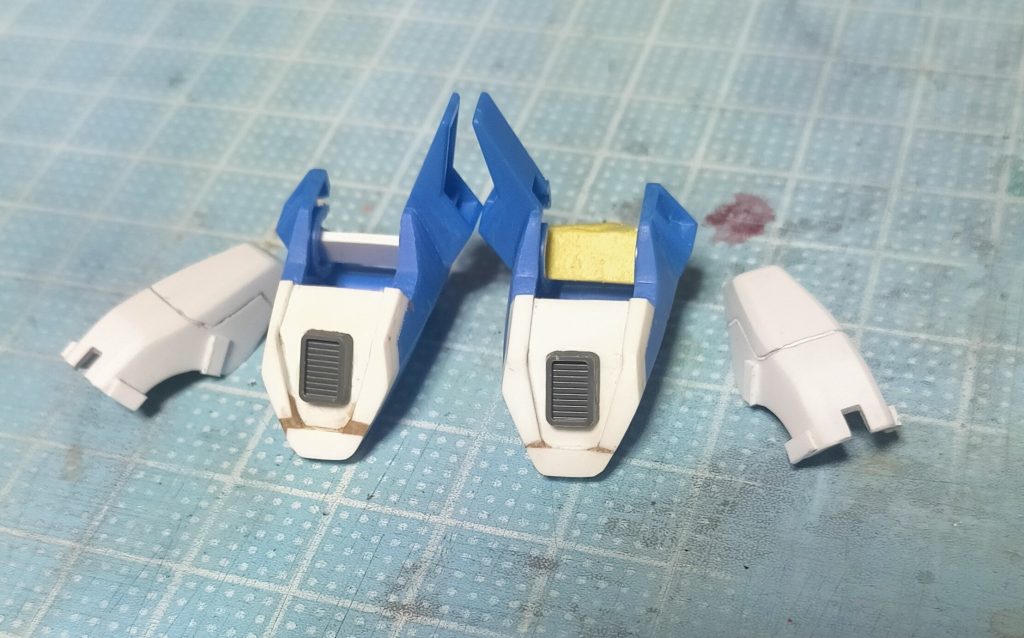 膝パーツにプラバンチップを付けてツギハギ感(リペア感)をだしました