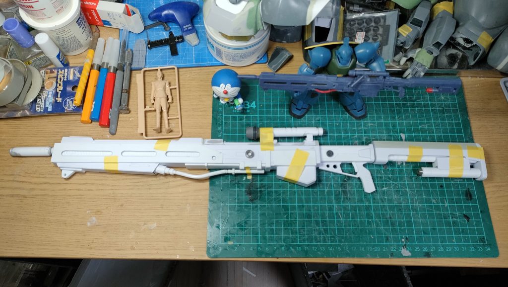 ビームライフルは、完全にフルスクラッチ。これを作ったおかげで、プラ板さえあればガンプラ作れそうな気がしてきました。「ほらね、やっぱりガンプラだった」とはこの境地か😅