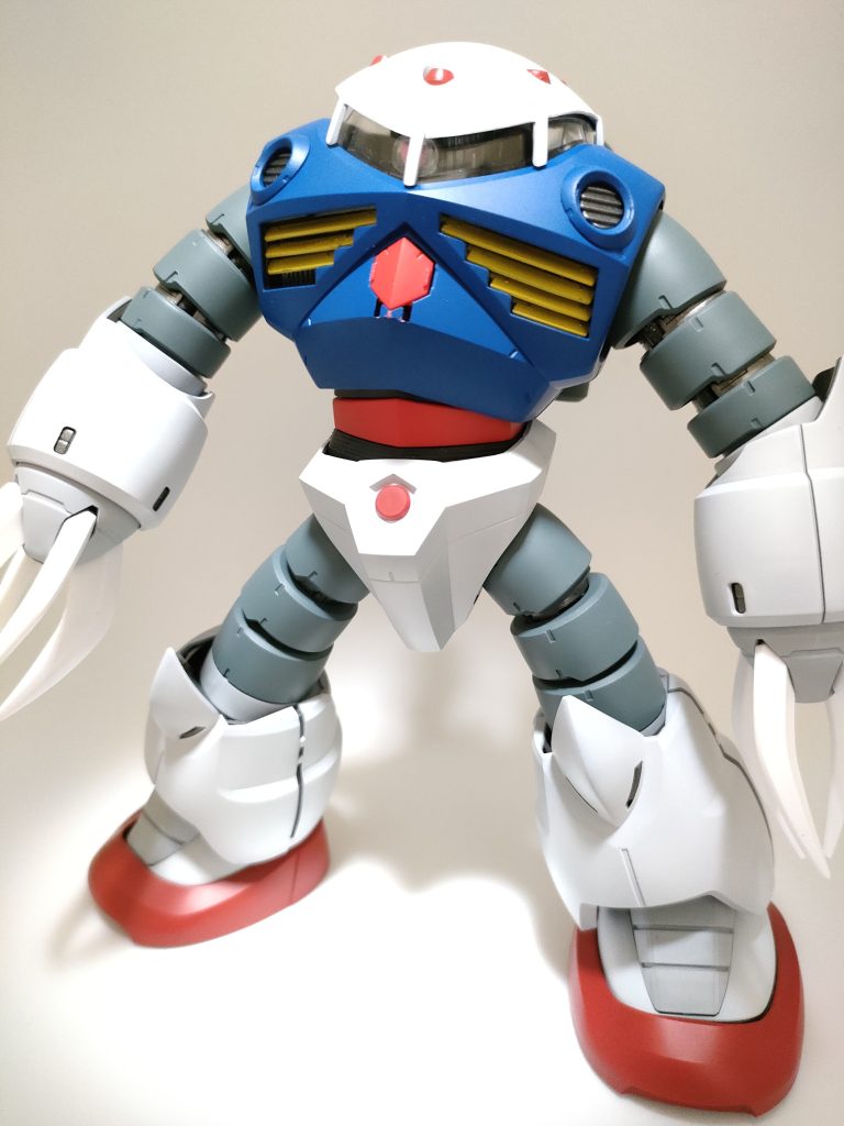 制作工程で一度ガンダムカラーになってます。胸のダクトを見ていたらやりたくなりました。後悔はしていません。