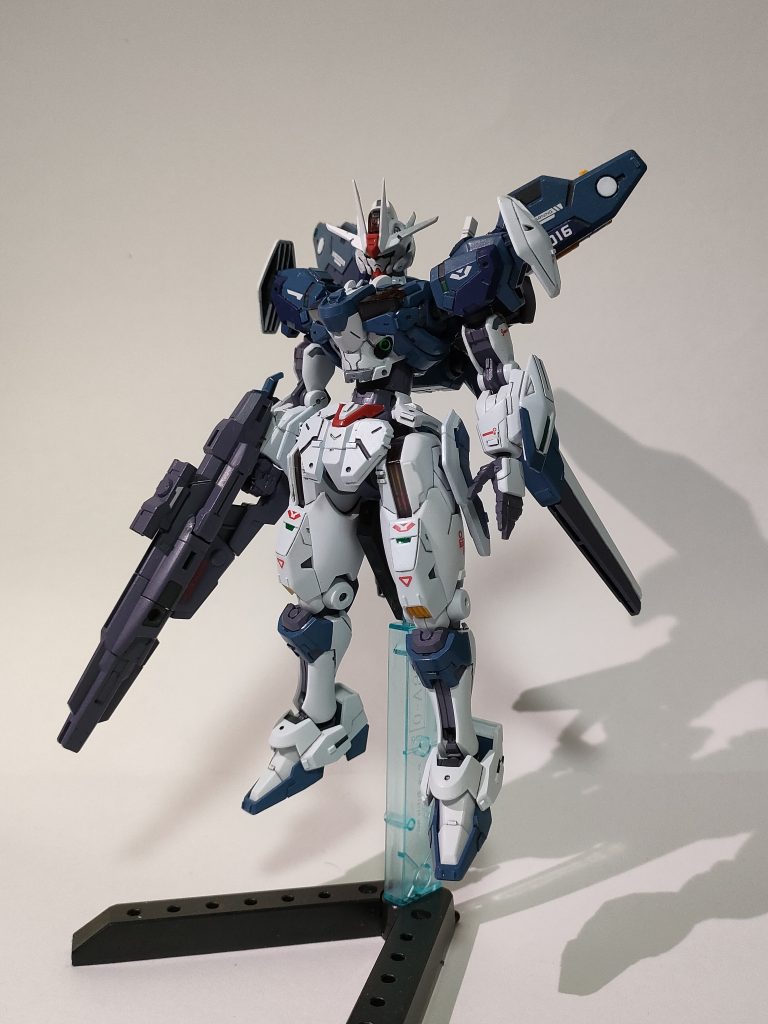 腹や股関節にプラ板を挟み、肩の接続位置変更でプロポーションを変えています。