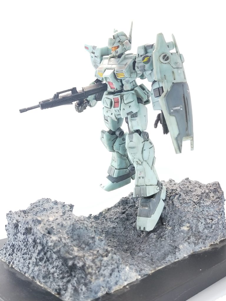 タミヤアクリルのグレーを一部、ビームサーベルは白サフ→蛍光ピンク。塗装終了後に無光沢のトップコート→ウェザリングカラーでウォッシング