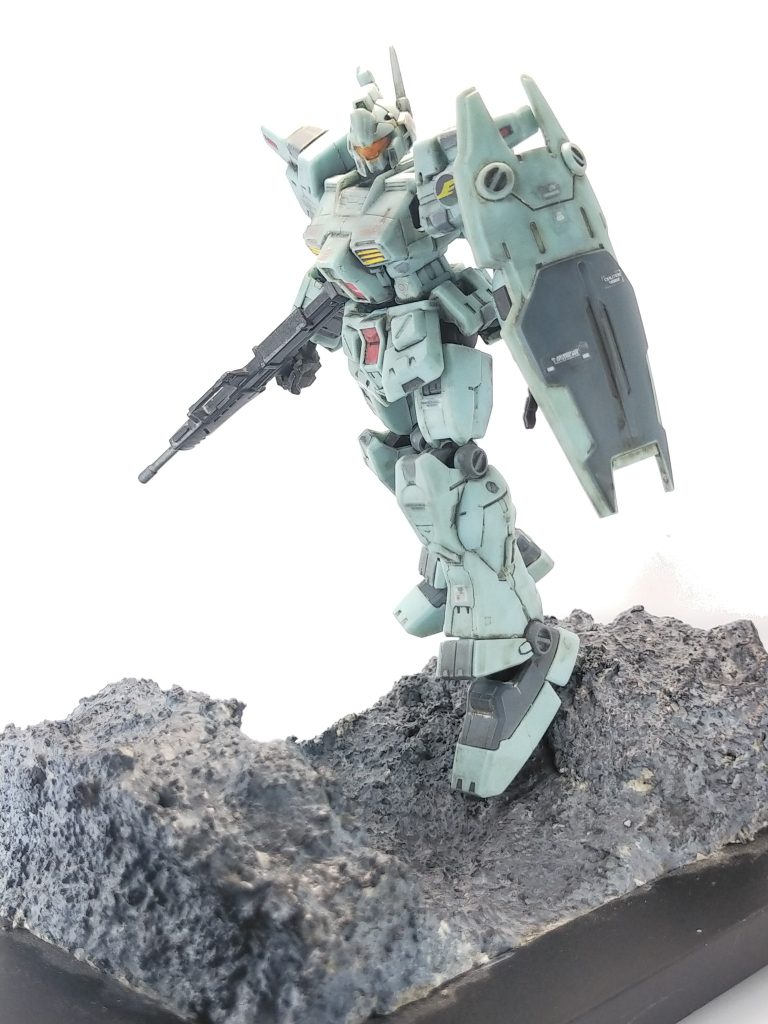ガンダムフレームの素材はABSだと知ったのは箱を開けてから。説明書はダウンロードが必要と、ビックリが続きましたが、素組みでもディティールが細かく入りなかなかの完成度