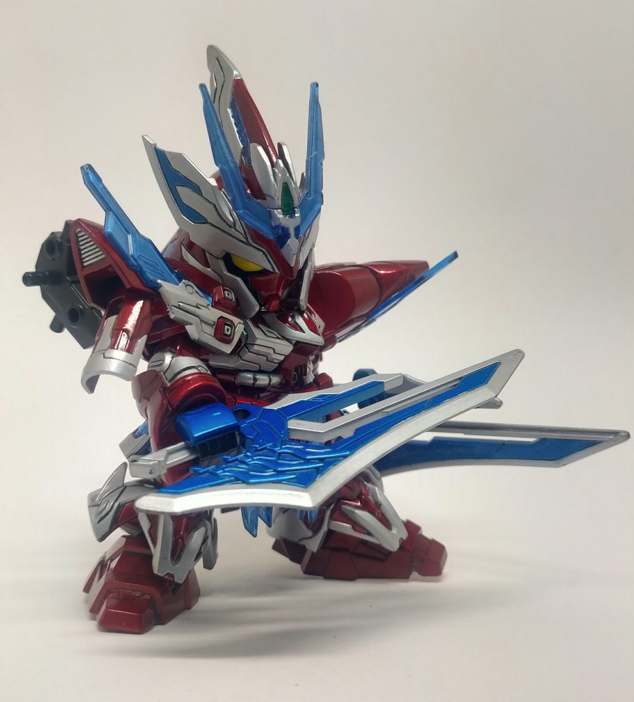 カメラアイは付属のシールの上からマスキングテープを貼ってなぞりプラバンで切り出して接着し、フェイスマスクは鼻のスリット部分はパテ埋めしシャイニングガンダムスーパーモード風に赤くしてみました